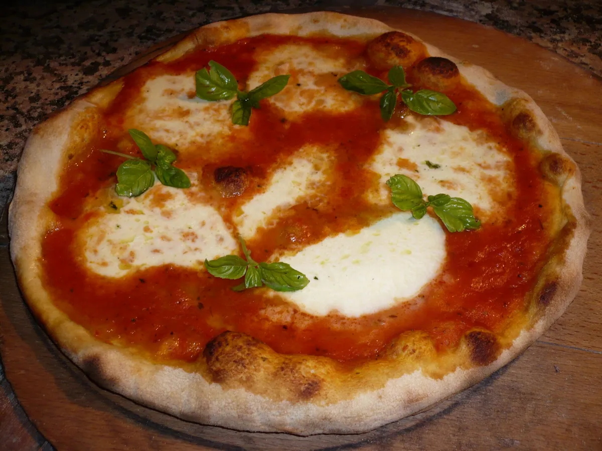 Pizza food typical of King Kebabish and pizza